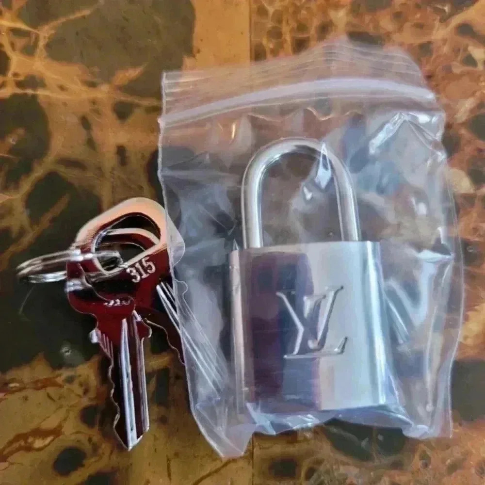🔥🔥LOW START🔥🔥LOUIS VUITTON SILVER LOCK AND KEY - Picture 5 of 12
